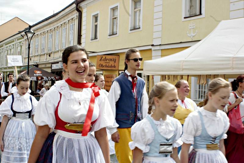 Mělník ožil letos již po jedenadvacáté folklórním festivalem Mělnický Vrkoč, který každý rok nabízí pestrou škálu lidových tradic z různých koutů republiky.