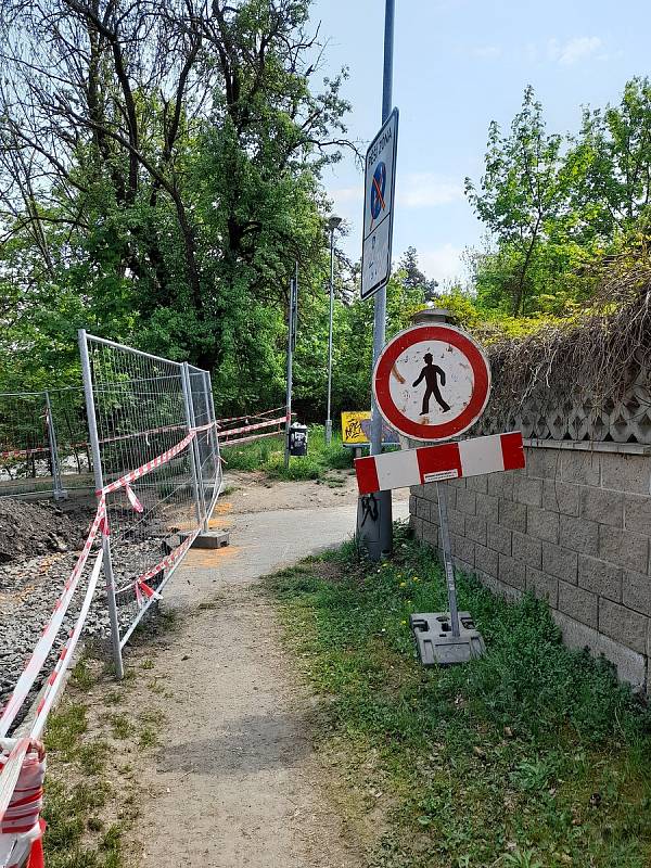 Uzavřená křižovatka ulic Smetanova a Na Podhoří v Mělníku.