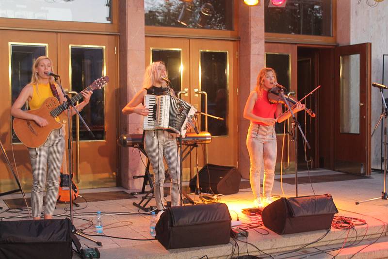 Koncert sesterského tria The Priester Sisters nabídl posluchačům kromě swingu také balkánské či slovenské lidové písně.