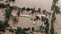 Povodeň v roce 2002 na Mělnicku – letecký snímek: Kralupy nad Vltavou - čistička Lobeček