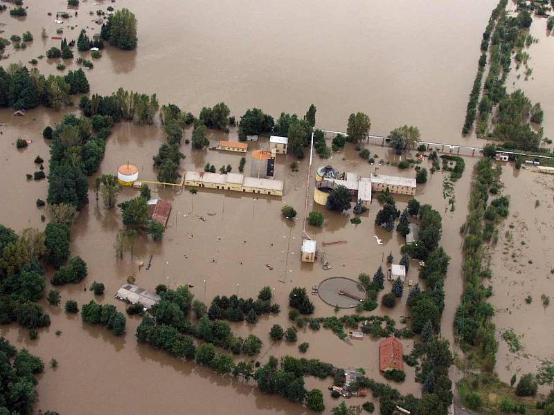 Povodeň v roce 2002 na Mělnicku – letecký snímek: Kralupy nad Vltavou - čistička Lobeček