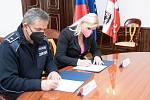 Hejtmanka Petra Pecková (STAN) a krajský policejní ředitel Václav Kučera podepsali memorandum o spolupráci