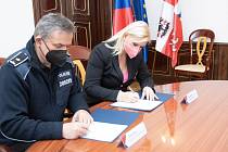 Hejtmanka Petra Pecková (STAN) a krajský policejní ředitel Václav Kučera podepsali memorandum o spolupráci