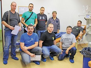 Dobrovolní hasiči z Mělnicka byli darovat krev.