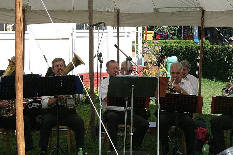 Folklorní festival na koupališti ve Mšeně.