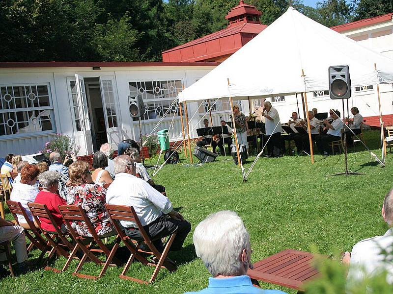 Folklorní festival na koupališti ve Mšeně.