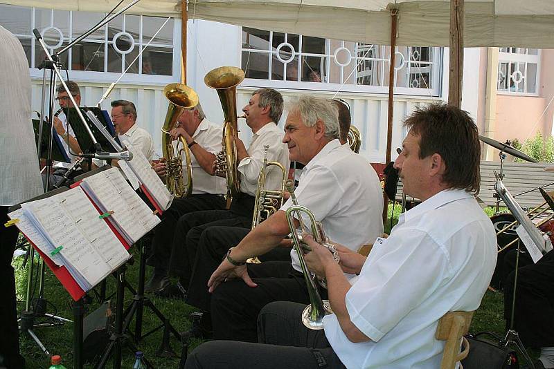 Folklorní festival na koupališti ve Mšeně.