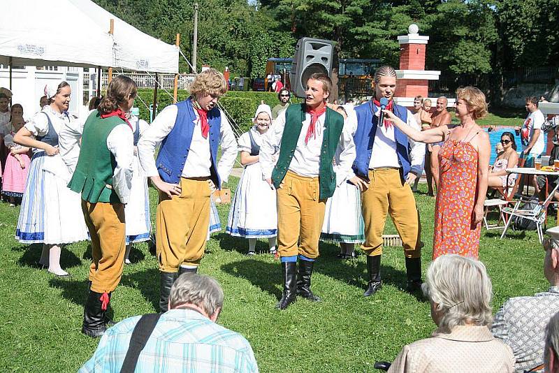 Folklorní festival na koupališti ve Mšeně.