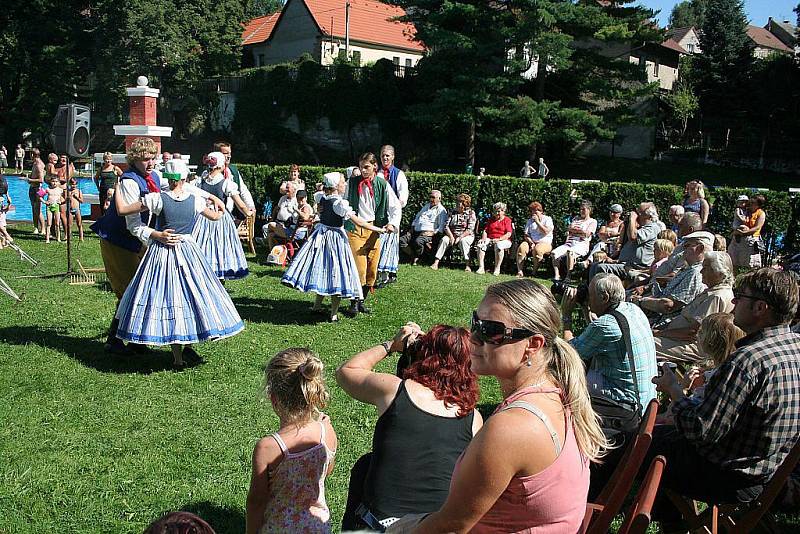 Folklorní festival na koupališti ve Mšeně.