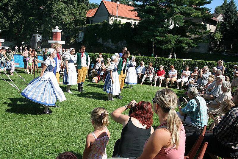 Folklorní festival na koupališti ve Mšeně.