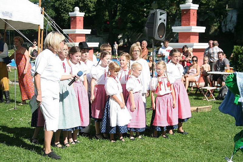 Folklorní festival na koupališti ve Mšeně.