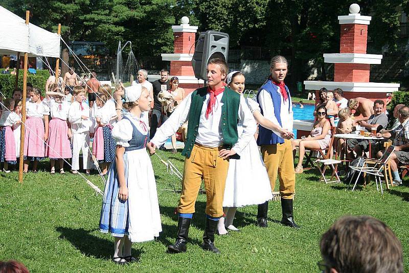 Folklorní festival na koupališti ve Mšeně.