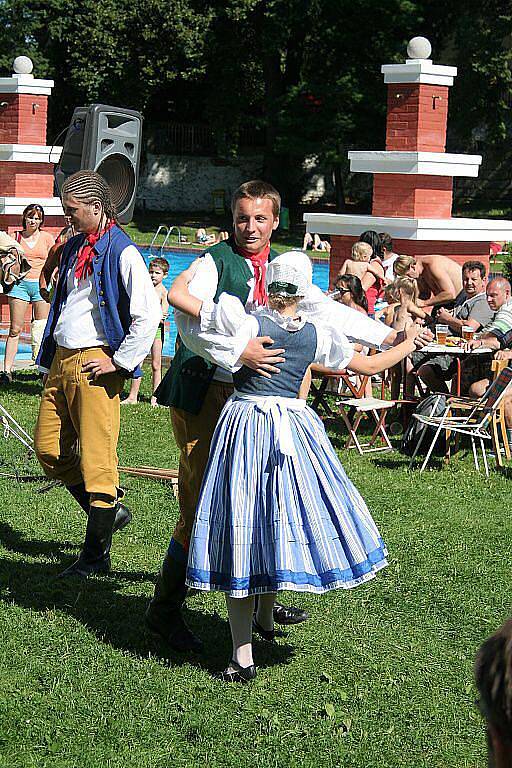 Folklorní festival na koupališti ve Mšeně.