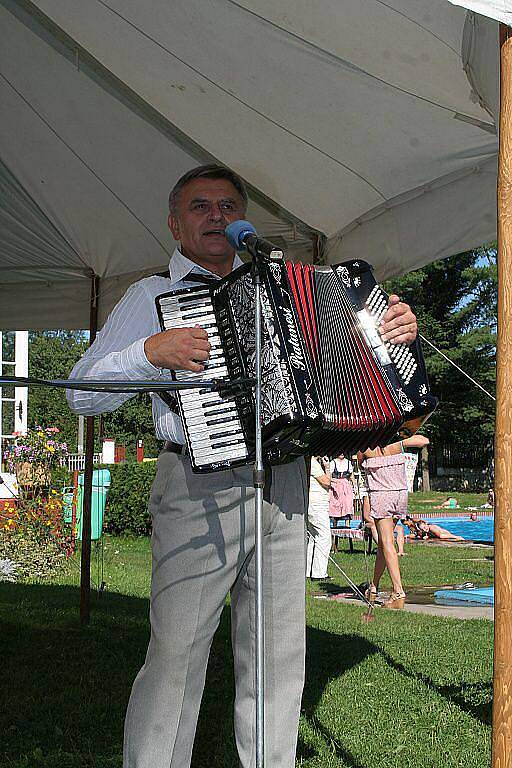 Folklorní festival na koupališti ve Mšeně.