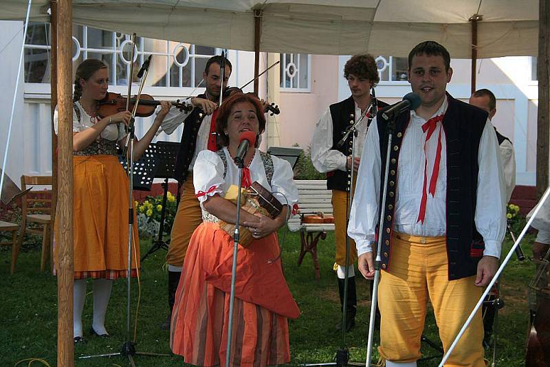 Folklorní festival na koupališti ve Mšeně.