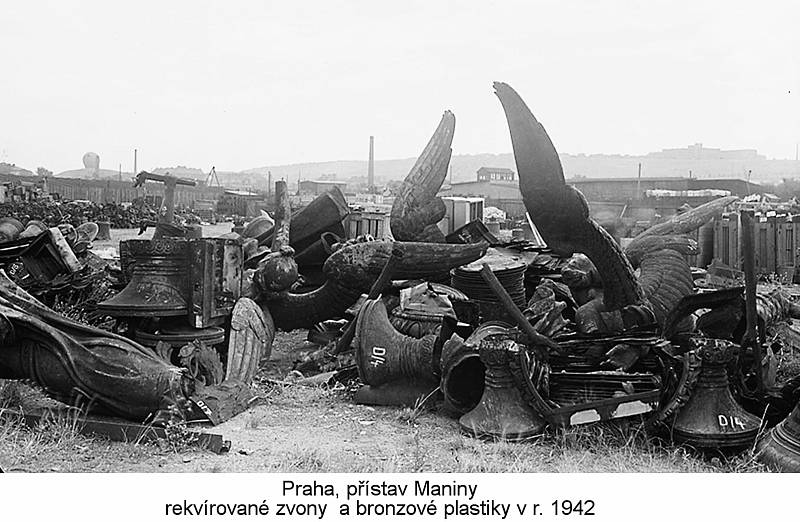 Praha - přístav Maniny, rok 1942. Zrekvírované zvony a sochy