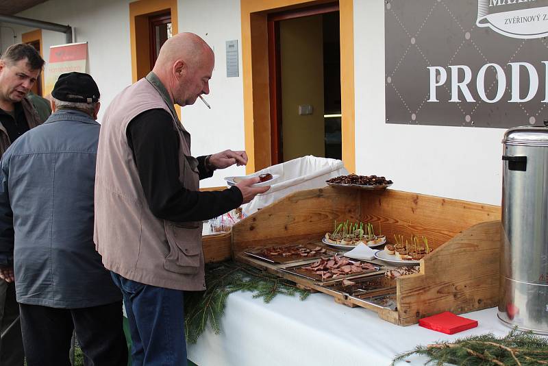 Novou prodejnu masa ze zvěřiny otevřeli v pátek odpoledne v Lesním závodu Maxmilián v Hostíně u Byšic na Mělnicku.
