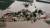 Povodeň v roce 2002 na Mělnicku – letecký snímek: Všestudy