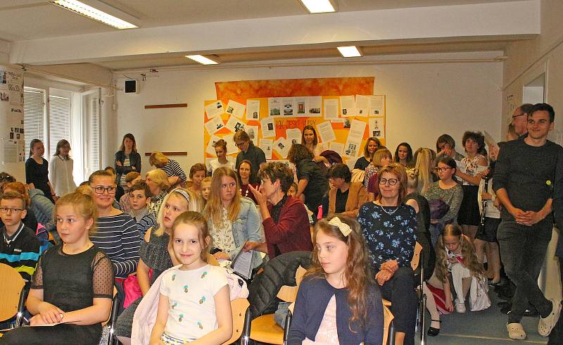 Dvořákovo gymnázium v Kralupech nad Vltavou opět pořádalo pěveckou a instrumentální soutěž. Zúčastňuje se jí každoročně v průměru přes sto padesát účinkujících.