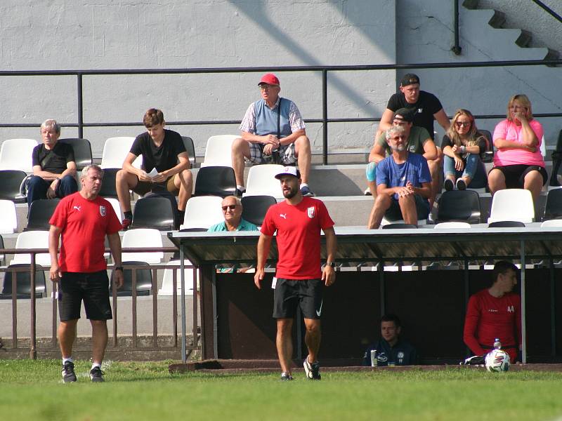 Fotbalisté Brandýsa (v tmavém) v divizní sezoně poprvé ztratili v domácím prostředí, s Kladnem prohráli 2:3.