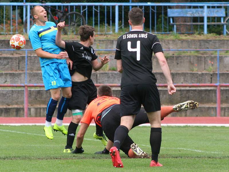 Fotbalisté FK Neratovice/Byškovice (v modrém) porazili v předposledním kole divize B sousedy ze Sokola Libiš 5:1.