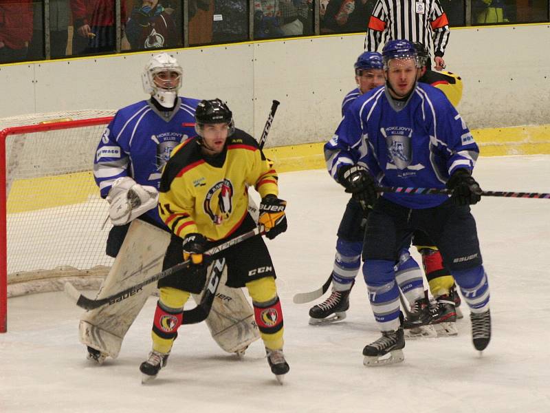 Hokejisté HC Junior Mělník porazili v závěrečném kole základní části krajské ligy okresního rivala HK Kralupy (v modrém) 4:1.