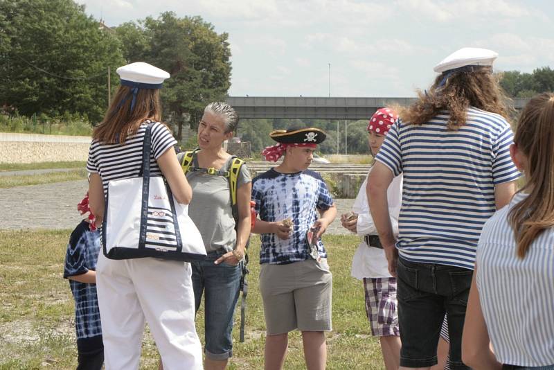 Náplavka před vinařstvím Bettiny Lobkowitz se v pátek zaplnila desítkami lidí převážně v námořnickém oblečení, kteří čekali na připlouvající loď Tajemství.