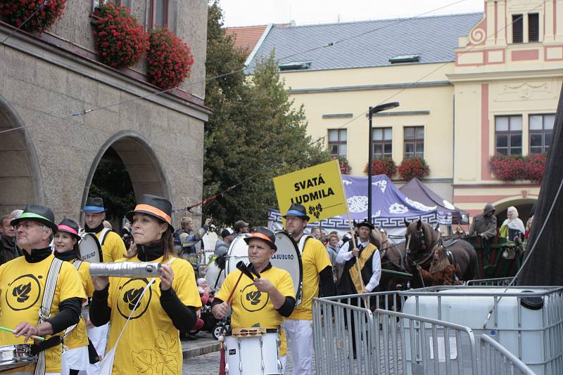 Historický střed Mělníka opět po roce zaplnily pouťové atrakce, stánky s burčákem, rukodělnými výrobky i staročeskými specialitami.