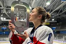 Linda Vocetková byla členkou stříbrného týmu na MS hokejistek do 18 let.