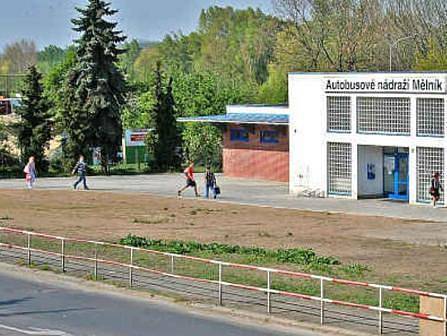 Plocha u budovy autobusového nádraží pomalu zarůstá zelení. Velké parkoviště je totiž zatím v nedohlednu.