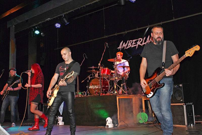 V sále kralupského kulturního a společenského střediska Vltava (KaSS) v úvodu listopadového hudebního festiválku zaujala místní kapela Amberlane. 