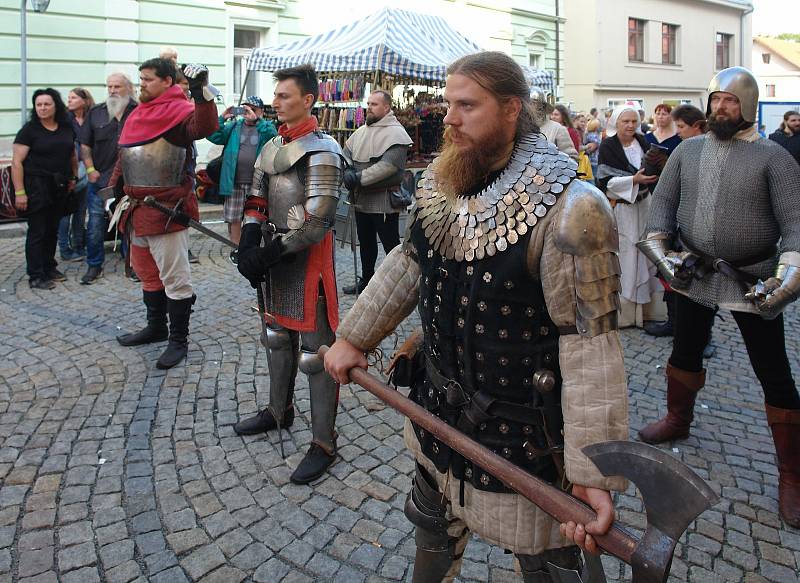 Mělnické vinobraní již je v plném proudu a v rámci této akce samozřejmě nemůže chybět tradiční historický průvod alegorických vozů, který proběhne dnes od 16 hodin. Svou podobou naváže na minulé ročníky, při kterých diváci ocenili zejména provedení s koňs