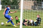 Fotbalisté Sokola Libiš (v modrém) porazili v domácím utkání 6. kola divize C Benátky nad Jizerou 2:1.