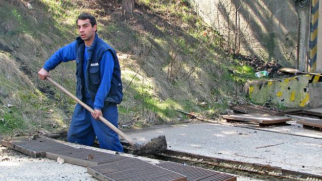 Práce na instalaci roštů na cestě nedaleko Synthosu. 