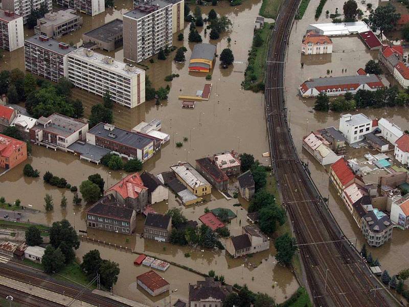 Povodeň v roce 2002 na Mělnicku – letecký snímek: Kralupy nad Vltavou