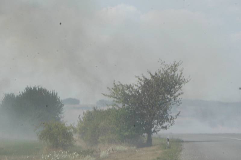 Hořící pole za Cítovem směrem na Roudnici.
