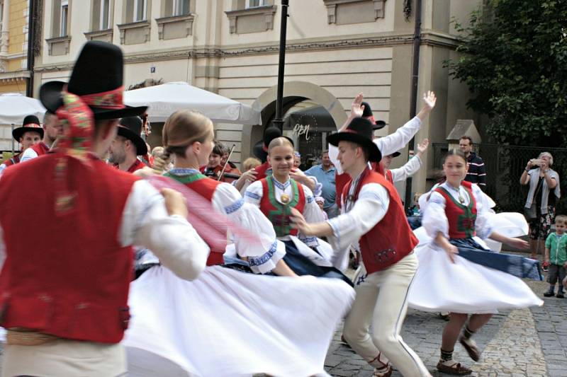 Mělník ožil letos již po jedenadvacáté folklórním festivalem Mělnický Vrkoč, který každý rok nabízí pestrou škálu lidových tradic z různých koutů republiky.