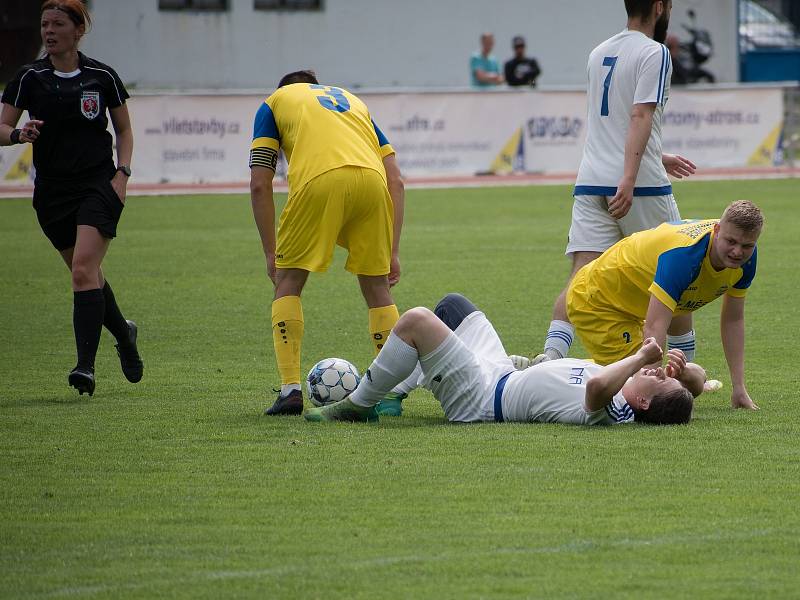 Fotbalisté Neratovic (ve žlutém) porazili v domácím utkání 24. kola divize B Slaný 2:0.