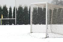 Řepínské hřiště pokryla před derby s FC Mělník sněhová peřina.