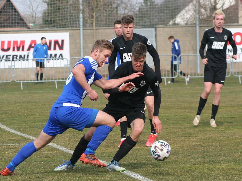 Fotbalisté Sokola Libiš (modrobílá kombinace) prohráli ve druhém jarním kole divize C doma s FK Čáslav 0:2.