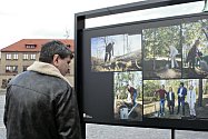 Putovní fotografické výstavě, která je věnovaná projektu Kořeny osobností, patří náměstí Míru v Mělníku celý měsíc až do konce března.