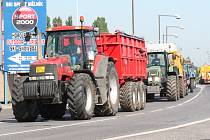 Do Mělníka včera vyrazila kolona traktorů. Zemědělci bojovali za zelenou naftu. 