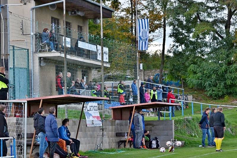 Nelahozeves (ve žlutozeleném) zdolala doma Slaný B 1:0