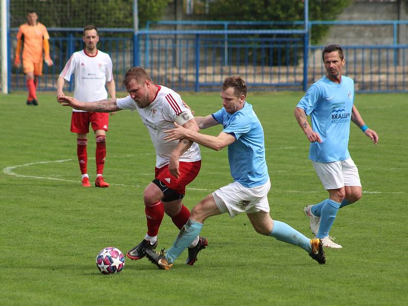 Fotbalisté FK Kralupy 1901 (modré dresy) pokračovali v jarní krasojízdě také v derby s Libčicemi, velkého soupeře doma porazili 5:2.