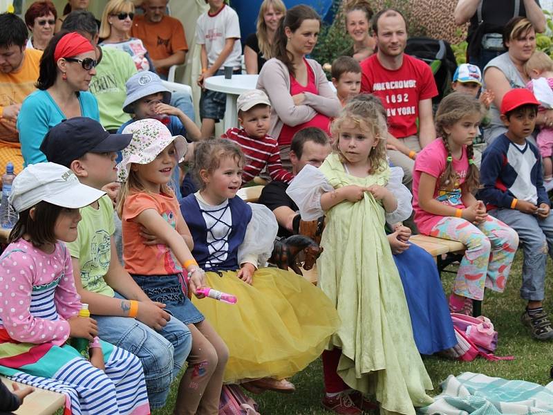 Kralupský soubor Scéna v představení Teatro Tyjátjátro při festivalu Za vodou. 