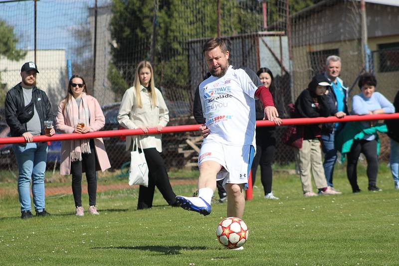 Fotbalisté Lobkovic si v rámci projektu Kopeme za fotbal zahráli proti Realu Top Praha.