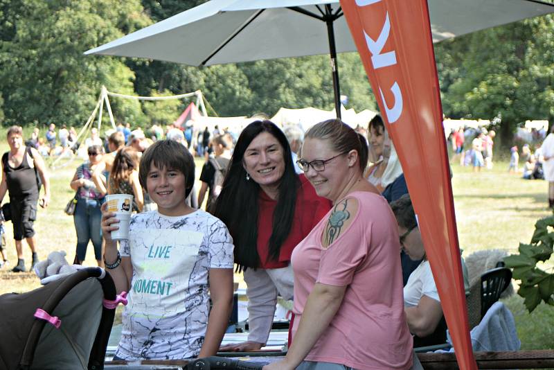 Hořinský park opět po roce ožil rytířským kláním, šermem a středověkou hudbou.