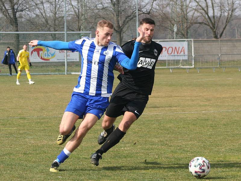 Fotbalisté Sokola Libiš (modrobílá kombinace) prohráli ve druhém jarním kole divize C doma s FK Čáslav 0:2.