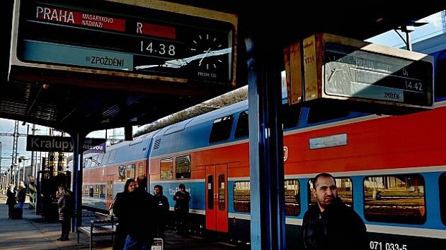 Kvůli rozsáhlým opravám největšího pražského viaduktu budou vlaky z Kralup odjíždět až o čtvrt hodiny dříve. Vlaky pojedou přes holešovické nádraží.