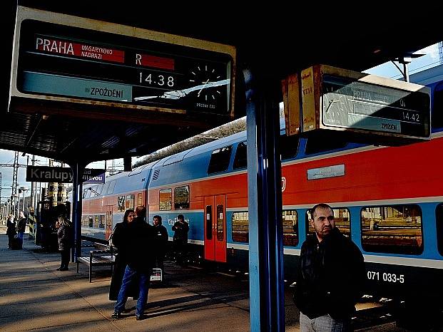 Kvůli rozsáhlým opravám největšího pražského viaduktu budou vlaky z Kralup odjíždět až o čtvrt hodiny dříve. Vlaky pojedou přes holešovické nádraží.